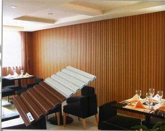 Revestimiento de madera imputrescible Soncap de la pared del panel WPC del sitio del café