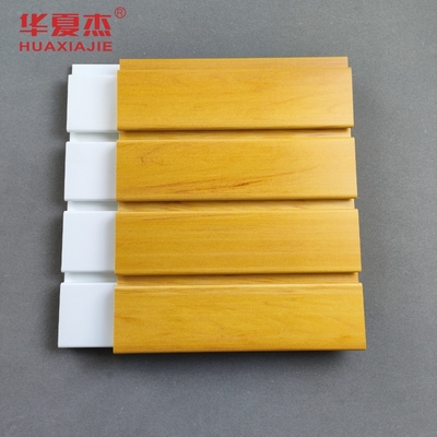 El PVC laminado/de madera Slatwall del grano artesona multicolor incombustible