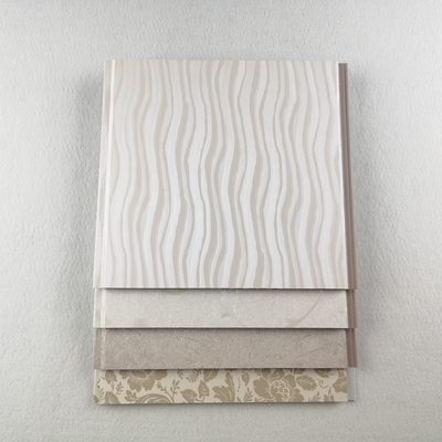 Los paneles de pared plásticos laminados de madera del cuarto de baño para los diseños
