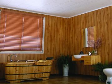 Los paneles de techo decorativos laminados de madera, recubrimiento de paredes reciclable del pvc 250*8m m