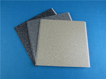 Color decorativo plástico genérico del gris del tablero de la pared del Pvc de la prenda impermeable de los paneles de pared