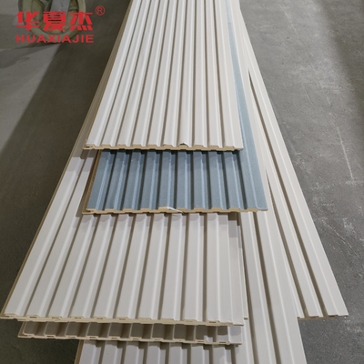 Hojas compuestas plásticas de madera del revestimiento de la pared del cuarto de baño, revestimiento plástico de la decoración para los techos