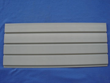 Los paneles de pared grises del almacenamiento del PVC compuesto plástico de madera de SlatWall de 4 pulgadas