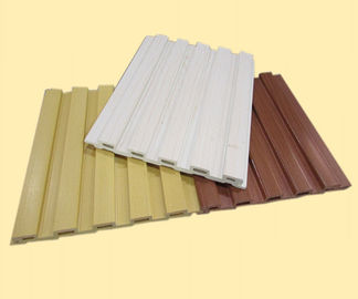 Buen precio Revestimiento compuesto plástico de madera de la pared de Wpc cuatro surcos Mouldproof en línea