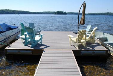 Buen precio Sin necesidad de mantenimiento al aire libre del Decking compuesto plástico de la tecnología Co-Extrution en línea