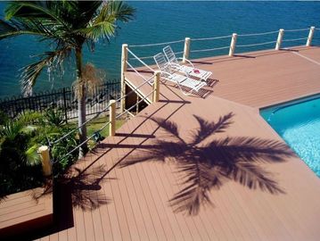 Buen precio El patio trasero al aire libre del suelo del Decking reúne Decking del compuesto de WPC en línea