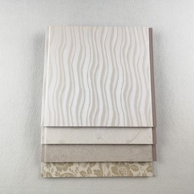 Buen precio Los paneles de pared plásticos laminados de madera del cuarto de baño para los diseños en línea