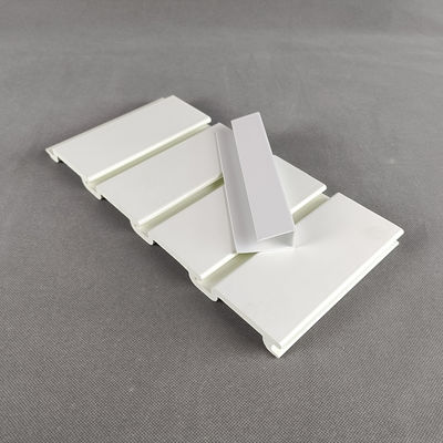 Buen precio El PVC laminado Slatwall de madera artesona para la decoración de la sala de exposición en línea