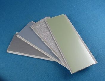 Buen precio Los paneles de pared durables del cuarto de baño UPVC para el recubrimiento de paredes interior, color verde blanco azul gris en línea