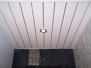 Buen precio El techo blanco del PVC de la resistencia del envejecimiento teja los paneles para el hospital, escuela en línea