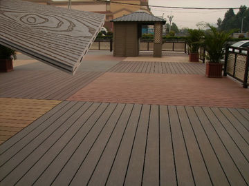 Buen precio Decking ULTRAVIOLETA amistoso del compuesto de la prueba WPC de Eco del Decking plástico de madera sólida en línea
