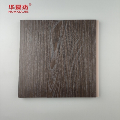 Buen precio Venta al por mayor Panel de pared de madera oscura de grano de PVC resistente a la humedad Panel de techo de PVC Decoración de oficina en línea