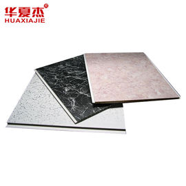 Buen precio Moitureproof que vetea los paneles de techo del PVC para la decoración casera del tejado en línea