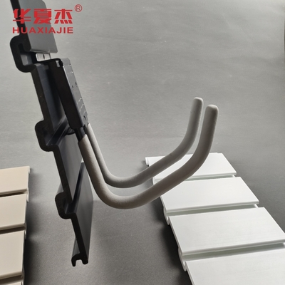 Buen precio Los paneles de pared grises del almacenamiento del PVC compuesto plástico de madera de SlatWall de 4 pulgadas en línea