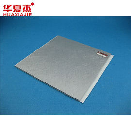 Buen precio Los paneles de pared decorativos de la prenda impermeable UPVC del blanco para el cuarto de baño 250*8m m en línea