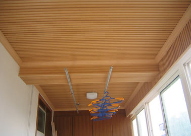 Buen precio Los paneles de pared impermeables de madera UPVC del cuarto de baño con la superficie cepillada en línea