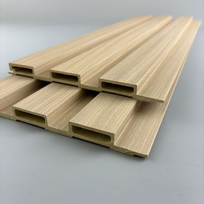 Buen precio Panel de pared laminado de madera plástica duradera de coextrusión para decoración interior en línea