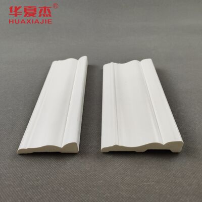 Buen precio Moldura de PVC con superficie lisa, adecuada para zócalos interiores y bordes decorativos en línea