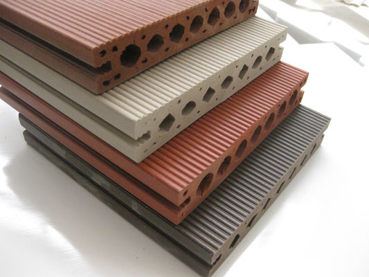 Buen precio Resistencia ultravioleta del Decking compuesto al aire libre impermeable de Wpc para el jardín público en línea