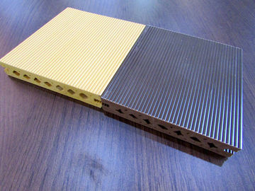 Buen precio Surco de Lowes y tableros compuestos huecos del Decking del vinilo de WPC en línea