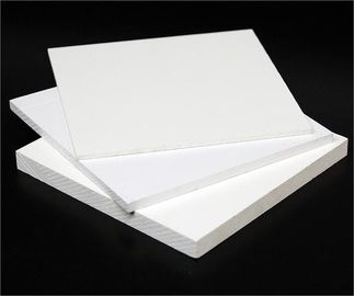 Aislamiento blanco del tablero del PVC de la tienda imputrescible de 10m m/del tablero de la espuma para decorativo