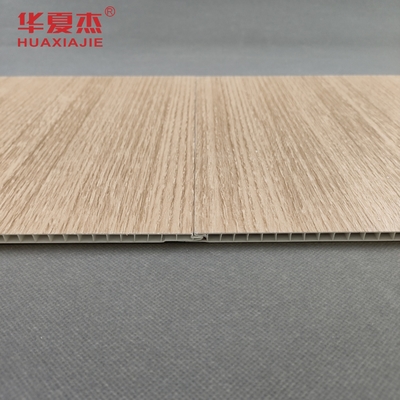 Color de madera plástico resistente al calor de los paneles de techo del PVC de la decoración interior