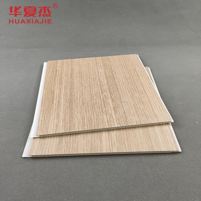 Color de madera plástico resistente al calor de los paneles de techo del PVC de la decoración interior