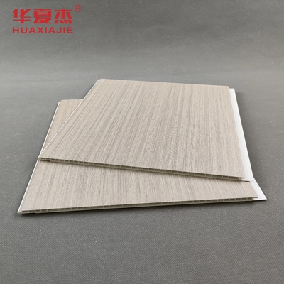 Color de madera plástico resistente al calor de los paneles de techo del PVC de la decoración interior
