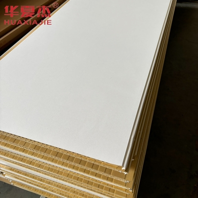 Panel de pared wpc blanco de alta calidad 600x9mm tablero wpc laminado material de decoración impermeable