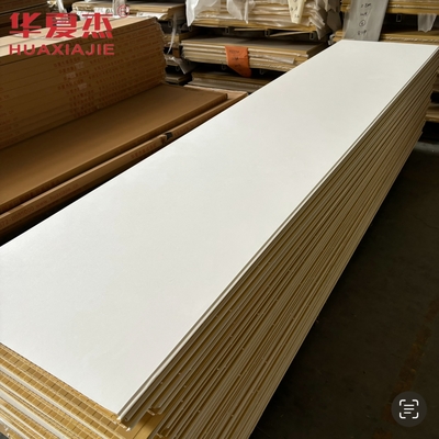 Panel de pared wpc blanco de alta calidad 600x9mm tablero wpc laminado material de decoración impermeable