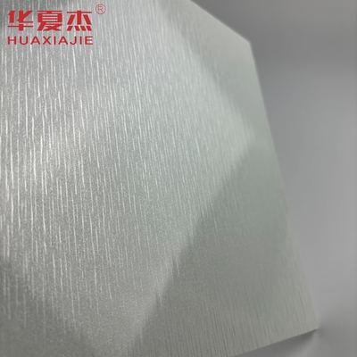 Panel de pared de PVC estampado en caliente Tablero base gris con patrón metálico plateado Panel de techo de PVC para decoración de sala de estar