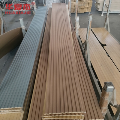 Panel de pared y techo de madera plástica compuesta (WPC) impermeable para uso exterior