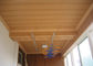 Los paneles de pared impermeables de madera UPVC del cuarto de baño con la superficie cepillada