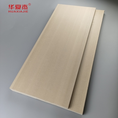 Puerta de WPC para interiores y exteriores con un aspecto elegante de grano de madera