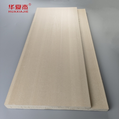 Puerta de WPC para interiores y exteriores con un aspecto elegante de grano de madera