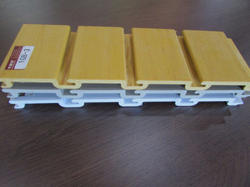 Buen precio Los paneles de pared plásticos sólidos modificados para requisitos particulares del listón para el garaje/el supermercado en línea
