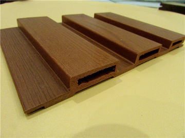 Buen precio El panel de pared impreso grano de madera incombustible de WPC para la decoración 198 * 16m m en línea