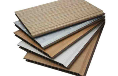 Buen precio V el PVC de madera del grano de los paneles de techo del PVC de Gap artesona las tejas del techo del PVC de la decoración en línea