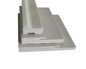 Buen precio La protuberancia de madera del PVC del modelo perfila la protección reforzada WPC del marco de puerta en línea