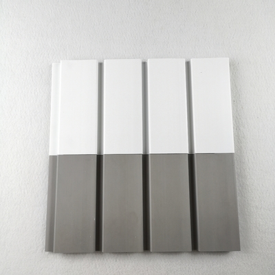 Buen precio El panel de pared decorativo del listón del Pvc del dormitorio interior para los ganchos colgantes en línea