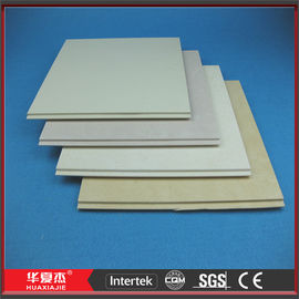 Buen precio Ignifugue los paneles de pared laminados del PVC para la instalación fácil ligera de la decoración en línea