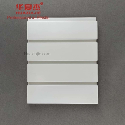 Buen precio El alto panel brillante liso del Pvc Slatwall para el interior casero en línea