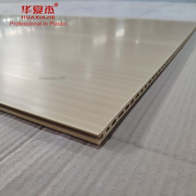 El panel de pared de madera de Wpc del diseño que irrita para la decoración casera