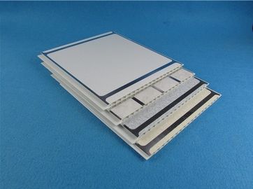 Buen precio los paneles de pared del 55% - del 80% UPVC, tablero interior de la cubierta de PVC del uso con el borde de plata en línea