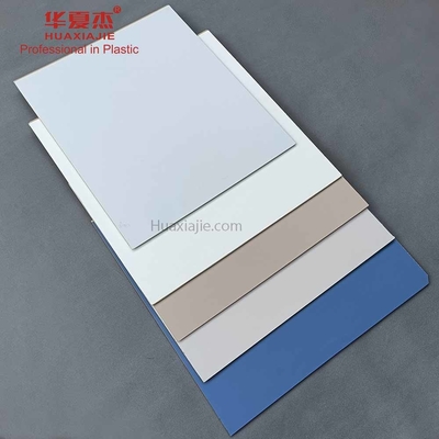 El panel de clase superior del diseño de la pared de Wpc para el impermeable de la coextrusión de la decoración
