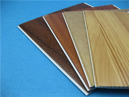 Buen precio Paneles de revestimiento de paredes de PVC con vetas de madera laminada a prueba de humedad, económicos y reciclables en línea