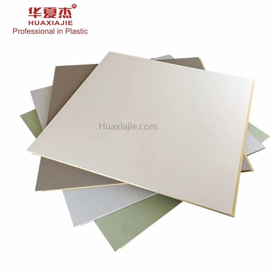 Buen precio El panel de pared hermoso de 2800*600*9m m WPC para la superficie plana de la decoración en línea