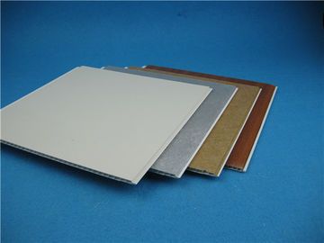 Buen precio Los paneles de techo naturales del PVC del final de madera de roble rojo para la decoración interior, 250m m * 5m m en línea
