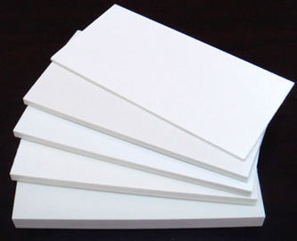 Buen precio hoja blanca modificada para requisitos particulares tablero de la espuma del PVC de la espuma del PVC de 1000m m Hygeian antirresbaladiza en línea