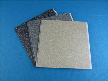 Buen precio Color decorativo plástico genérico del gris del tablero de la pared del Pvc de la prenda impermeable de los paneles de pared en línea